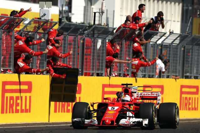 I meccanici della Ferrari esultano dopo la vittoria in Ungheria – Getty images