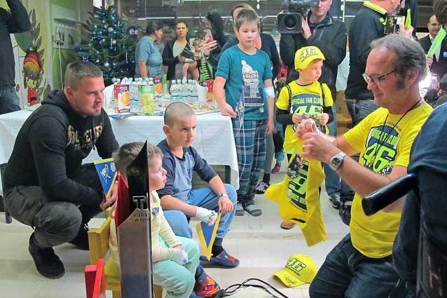 I doni per i piccoli pazienti consegnati da Flavio Fratesi, responsabile dell’Official fan Club di Valentino Rossi / Primorske Novice