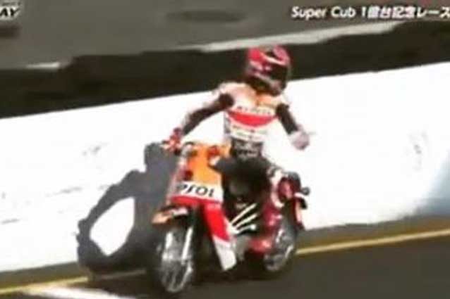 Marc Marquez contro le protezioni nella gara con i Super Cubs / Honda Racing Thanks Day