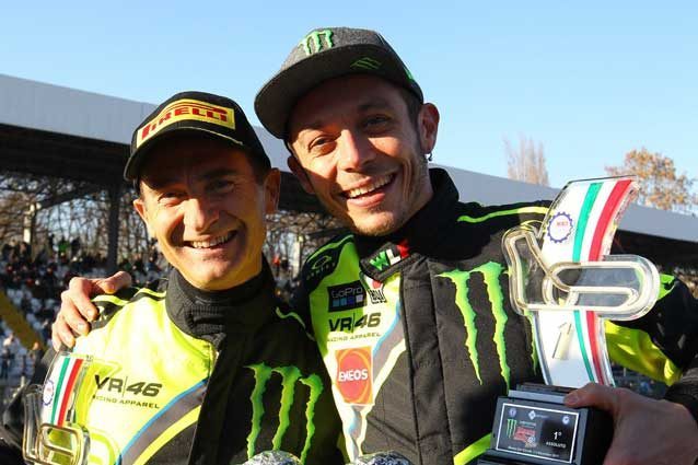 da sinistra, Carlo Cassina (57 anni) e Valentino Rossi (38 anni) sul podio di Monza / credit: Autodromo Nazionale di Monza / Rigato Romanò