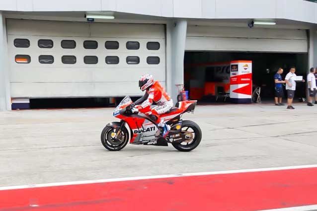Casey Stoner in sella alla Ducati GP18 nei test di Sepang / Twitter