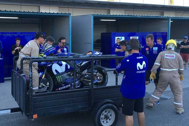 La M1 di Valentino Rossi riportata al box dopo la caduta / Twitter