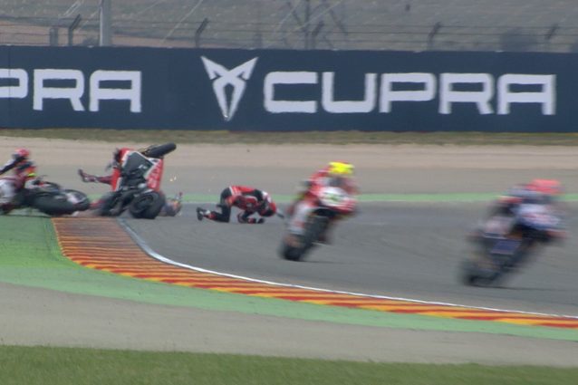 L’incidente in curva 11 tra Camier, Torres e Savadori / WSBK