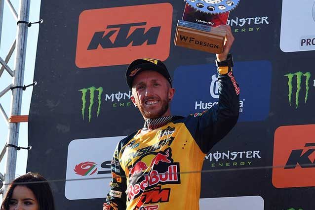 Cairoli festeggia sul podio il suo 222° GP disputato / De Carli Racing