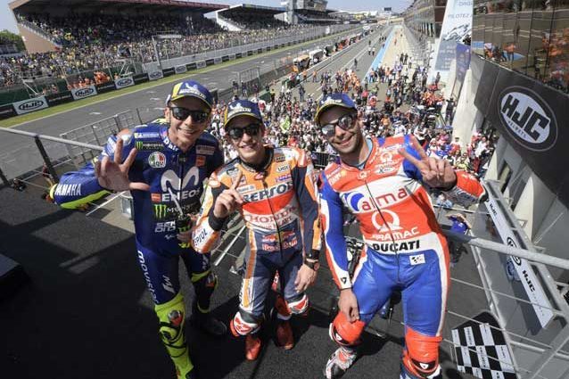 Selfie per Marquez, Petrucci e Rossi sul podio di Le Mans / MotoGP.com