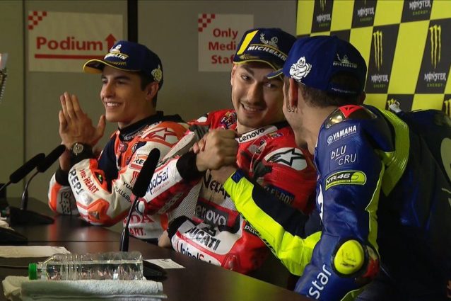 Stretta di mano tra Rossi e Lorenzo in conferenza stampa a Barcellona / MotoGP.com