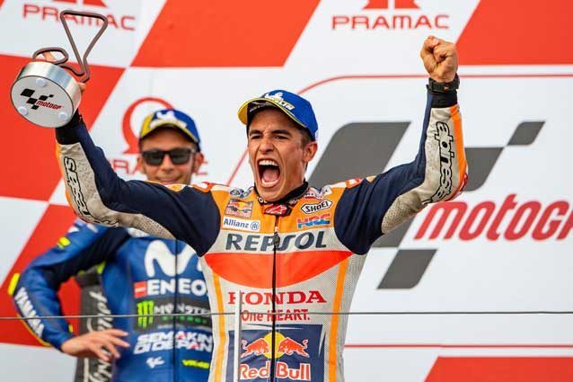 Marc Marquez festeggia la vittoria sul podio del Sachsenring / Getty Images