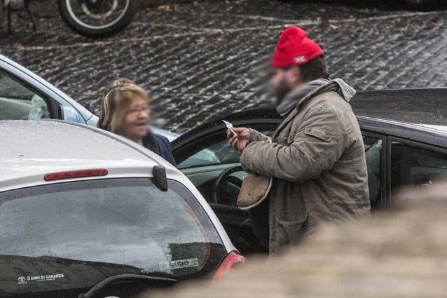 Un parcheggiatore abusivo – LaPresse