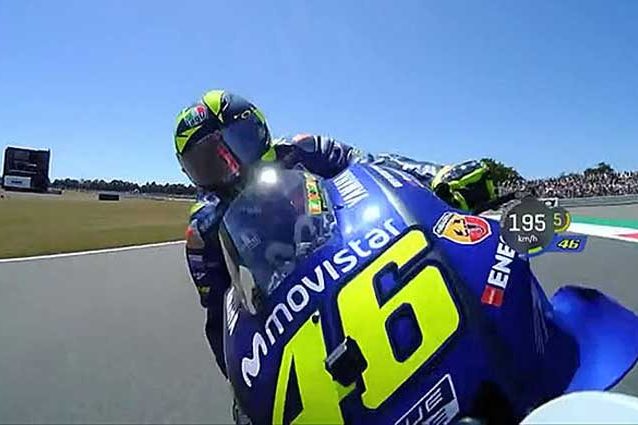 Il momento del contatto tra Rossi e Lorenzo / MotoGp.com