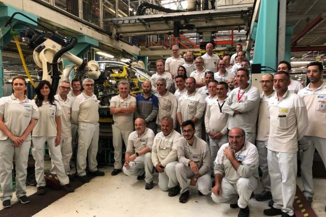 La foto di gruppo con la scocca dell’ultima Fiat Punto / Facebook