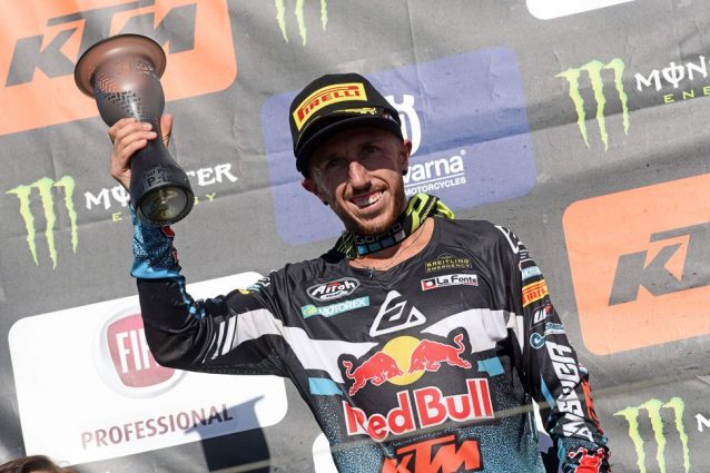 Tony Cairoli sul secondo gradino del podio a Lommel / De Carli Racing