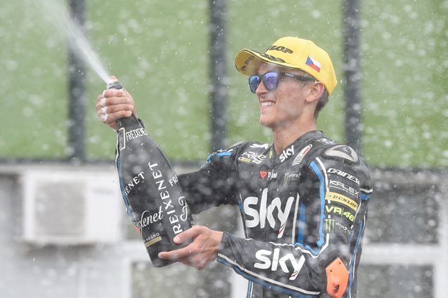 Luca Marini sul podio a Brno dopo il secondo posto conquistato nel Gp della Repubblica Ceca / Getty Images
