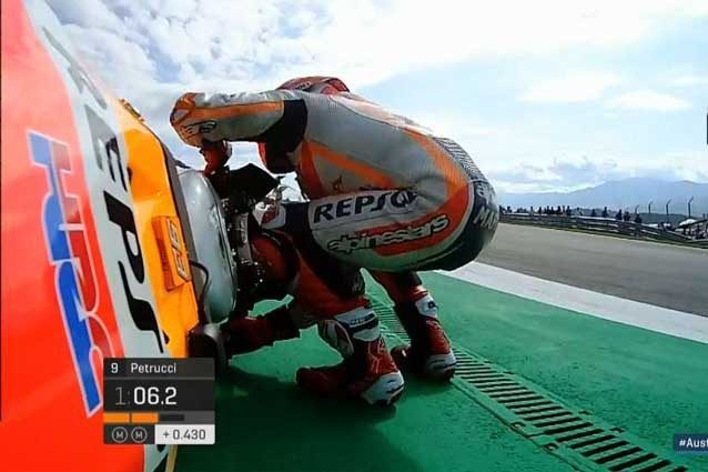 Marquez rialza la sua Honda dopo la caduta in curva 3 / MotoGP.com
