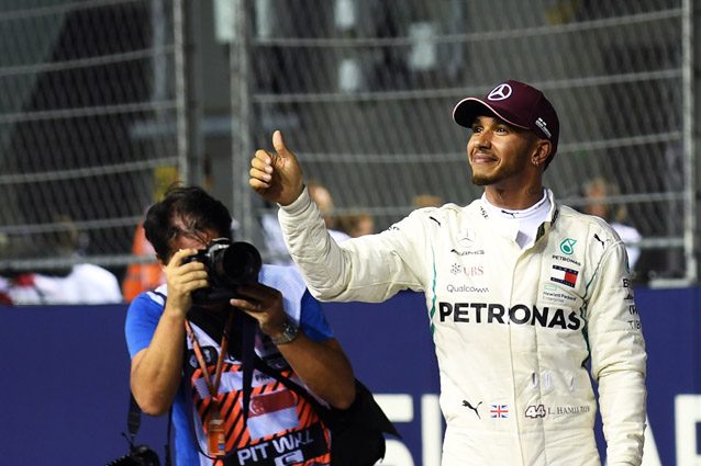 Lewis Hamilton dopo la pole position a Singapore – Getty images