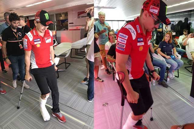 Jorge Lorenzo con gesso e stampelle dopo l’incidente alla prima curva di Aragon