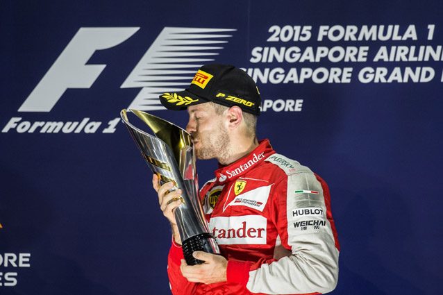 Sebastian Vettel festeggia la vittoria a Singapore nel 2015 – Getty images