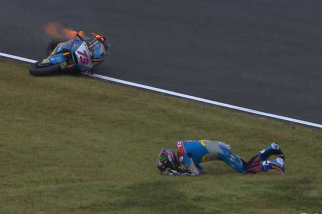 Alex Marquez a terra dopo la caduta nelle libere 1