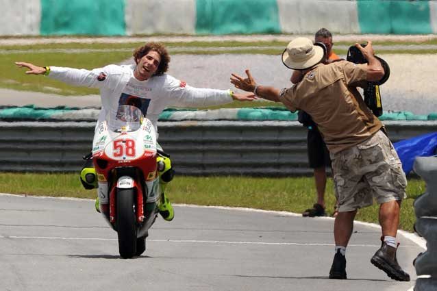 Marco Simoncelli a Sepang festeggia il titolo 2008 / Getty Images