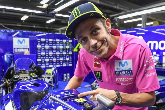 Valentino Rossi in rosa per la lotta contro il cancro al seno / Movistar Yamaha