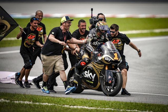 Bagnaia fa festa con tuta, casco e livrea ad hoc per celebrare la conquista del mondiale Moto2 / Getty Images