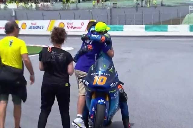 L’abbraccio di Rossi a Bagnaia / MotoGP.com
