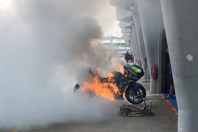 La Suzuki GSX–RR di Alex Rins avvolta dalle fiamme / Instagram