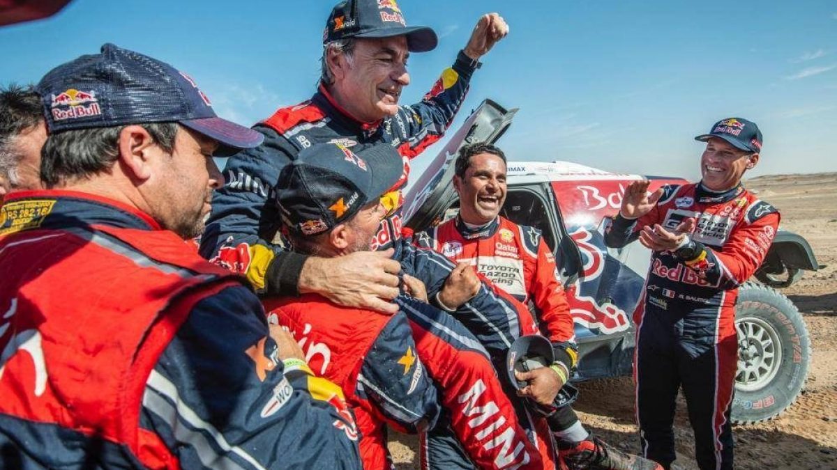Carlos Sainz, 57 anni, festeggiato al traguardo della Dakar 2020 / ASO