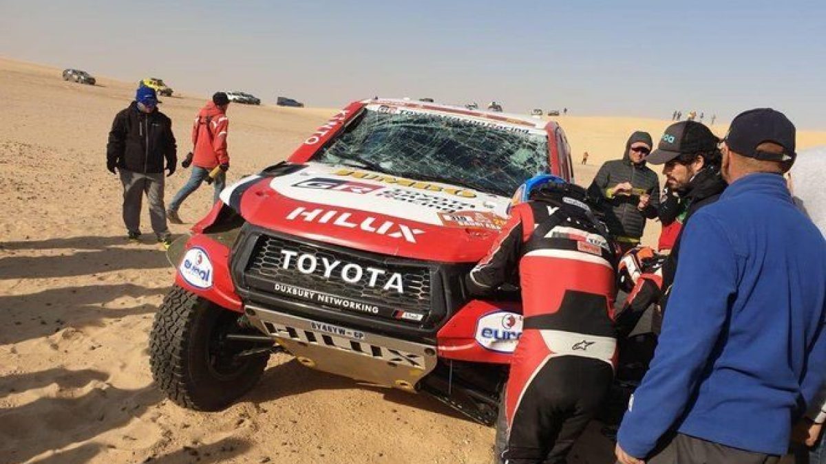 La Toyota Hilux di Alonso e Coma dopo il capottamento nella decima speciale / Credit: Twitter @DannyFChen