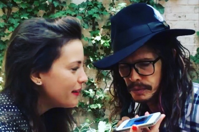 Steven Tyler duetta con la figlia Liv sulle note di "Can't Take My Eyes Off You" (VIDEO)