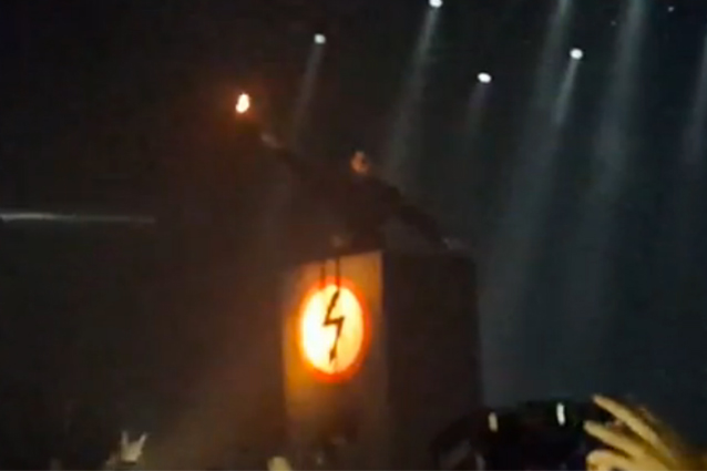 Polemiche per Marilyn Manson: brucia una Bibbia sul palco a Firenze