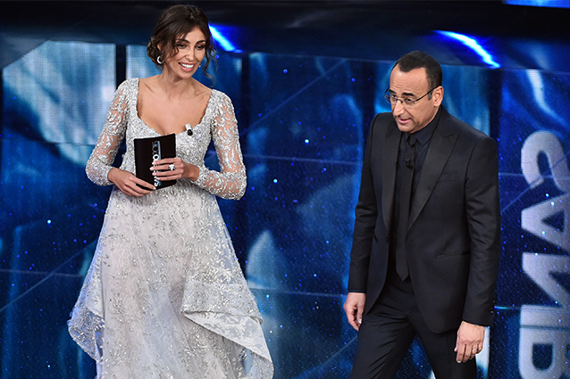 Carlo Conti e Madalina Ghenea alla seconda serata del Festival di Sanremo (LaPresse)