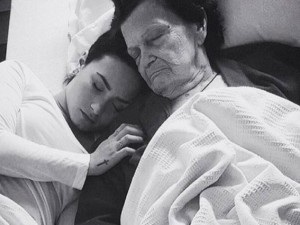 Demi Lovato con la bisnonna (via Instagram)