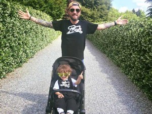 Francesco Facchinetti col figlio Leo (via Facebook)