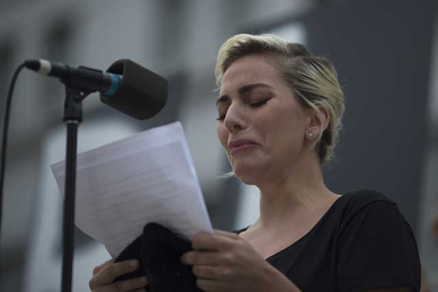 Lady Gaga mentre legge il discorso in ricordo delle vittime dell’attentato di Orlando (Getty Images)
