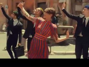 Alessandra Amoroso presenta il video di "Vivere a colori" e mostra le doti da ballerina