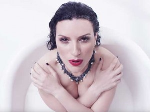 Laura Pausini mostra il lato sexy: immersa nel latte nel video di "Ho creduto a me"