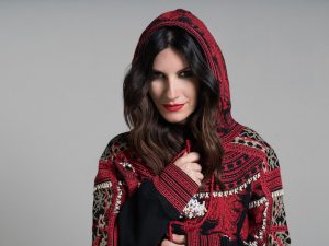 Un fan accusa la Pausini di pigrizia per "Laura Xmas": "Sei pazzo? Sono una stakanovista"