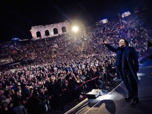 Renato Zero si racconta nel live dell'Arena di Verona: Elisa, Emma e Conti tra gli ospiti