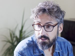 L'importanza di un cantautore come Brunori Sas, che racconta le paure senza retorica
