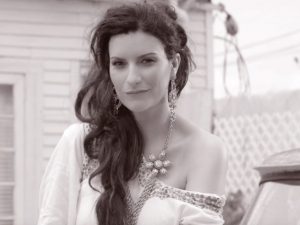 Nuovo video per Laura Pausini che ne promette inedito al giorno fino a "200 note"