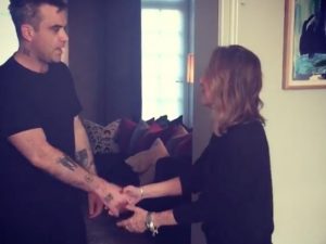 La risposta ironica di Robbie Williams ai critici: mani pulite dopo il saluto alla moglie