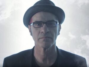 Francesco Baccini porta Maria De Filippi in testa alla classifica indie