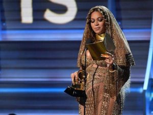 Beyoncé premiata durante i Grammy Awards 2017 (Getty Images)