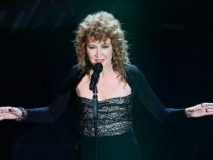 Sanremo 2017, Fiorella Mannoia canta la cover di "Sempre e per sempre" di De Gregori