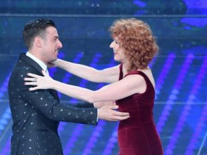 Francesco Gabbani e Fiorella Mannoia sul palco del Festival di Sanremo (LaPresse)