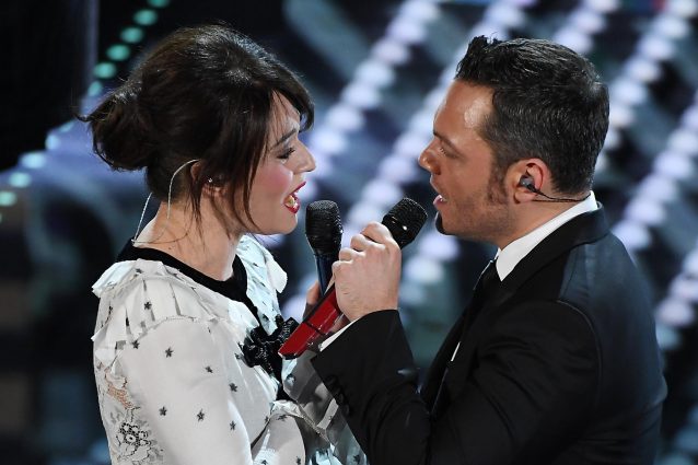La commozione di Tiziano Ferro nel 'Conforto' di Carmen Consoli a Sanremo 2017