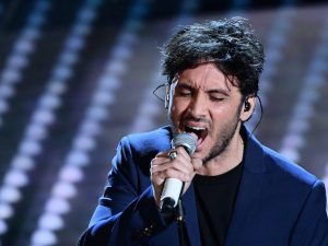 Sanremo 2017, Fabrizio Moro canta "La leva calcistica della classe '68" di De Gregori