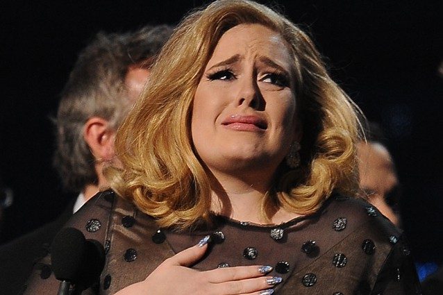 Adele dedica una canzone ad una fan colpita da infarto durante il suo concerto
