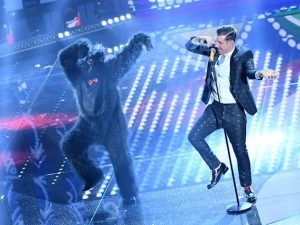 Francesco Gabbani balla sul palco del Festival di Sanremo (LaPresse)