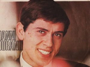 Gianni Morandi sulla copertina del singolo "Un mondo d'amore" (dettaglio)